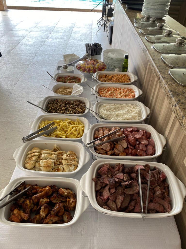 Travessas do buffet com massas, saladas e carnes