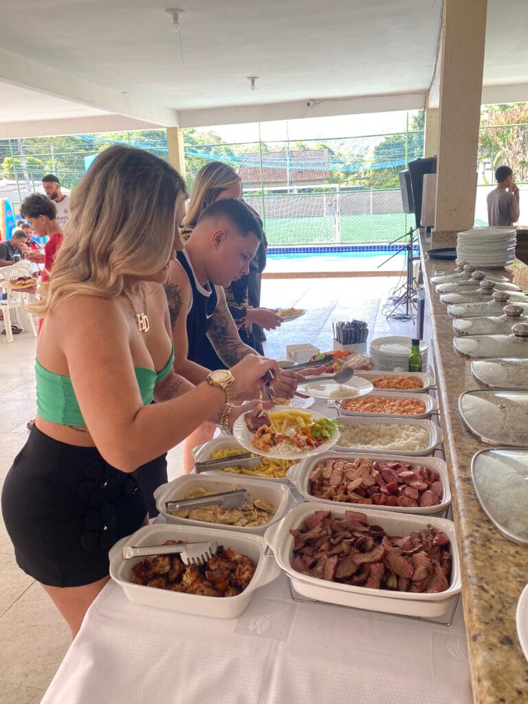 Convidados sendo servidos na fila do buffet